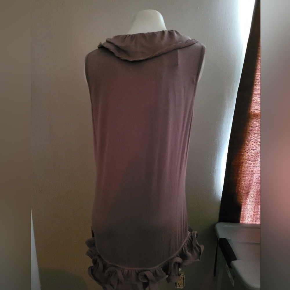 VIVIENNE VIVIENNE TAM LG SLEEVELESS RUFFLE TOP - Picture 2 of 3